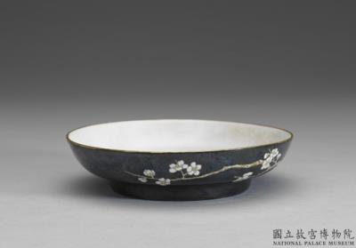 图片[2]-Dish with plum blossom in black ground of falangcai painted enamels, Qing dynasty, Yongzheng reign 1723-1735-China Archive